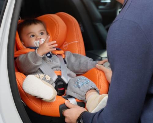 Padre colocando a su bebe en la silla con giro 360 Recaro Toron 1